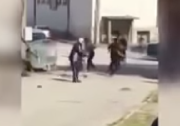 Ексклузивно! Вижте убийството в Шумен, Велико се бори за живота си срещу озверялата циганска тумба (ВИДЕО 18+)