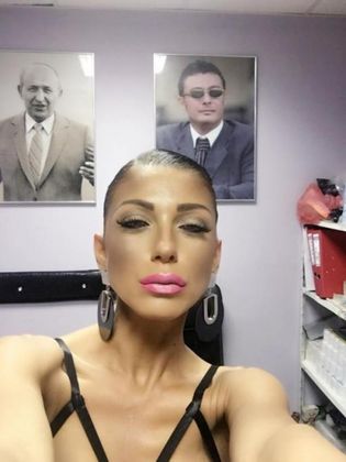 Емануела раздруса силиконов бюст пред Бай Тошо и Жоро Илиев (СНИМКА 18+)