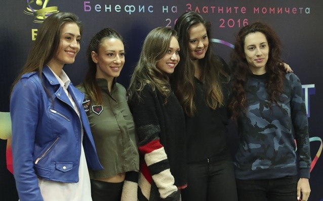 Момичетата от ансамбъла номинирани за "Жена на годината"