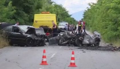 Автомобил се обърна по таван и пламна! Жената зад волана не успя да излезе