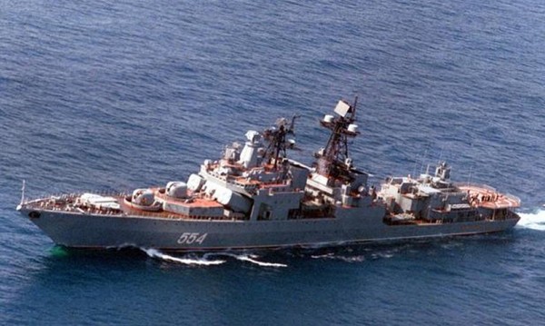 Американски крайцер в опасна близост с руски кораб – на 50 м