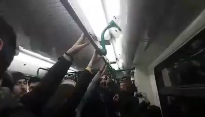 Горди българи пяха химна в столичното метро (ВИДЕО)! Целият вагон ехти