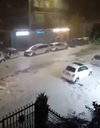 Проливен дъжд наводни центъра на Рим вчера (Видео)