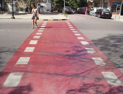 Жена зад волана блъсна две пешеходки на зебра