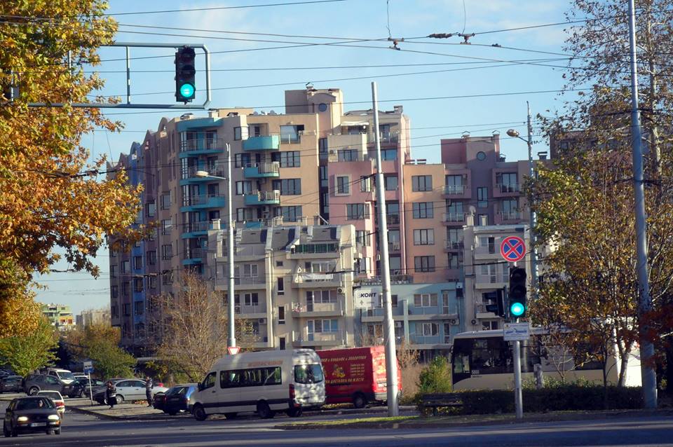 Кърпят един от най-натоварените пловдивски булеварди, спират движението по него