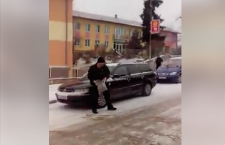 НЕВОЛЯ! В Ловеч запретнаха ръкави, сами опесъчават улиците си! ВИДЕО