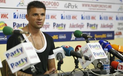 Вальо Илиев с червен картон при успех на Университатя