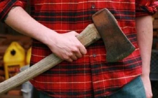 17-годишен преби баща си с брадва, мъжът бере душа в болницата
