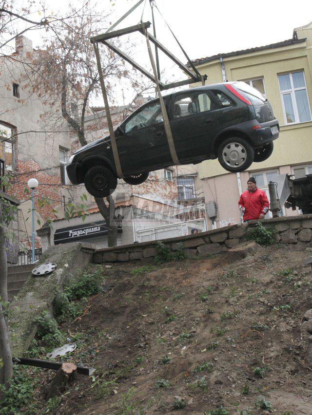 Ексклузивно: Вдигнаха колата от 