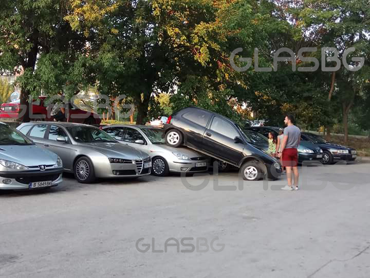 Жена паркира върху друга кола във Варна! СНИМКИ