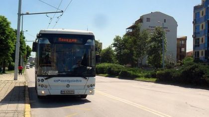 На Задушница градски автобуси ще се движат с делнично разписание