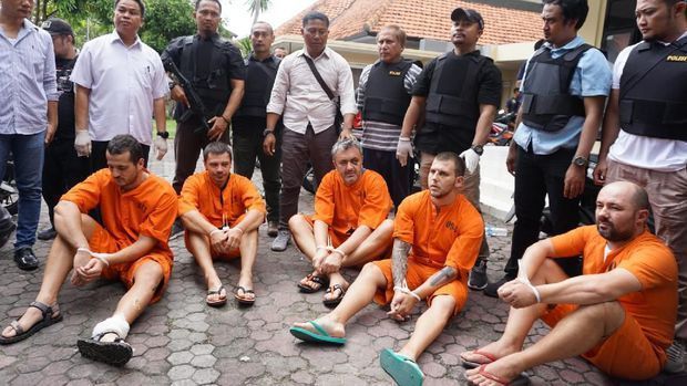 Разбиха българска група за източване на банкомати на о. Бали