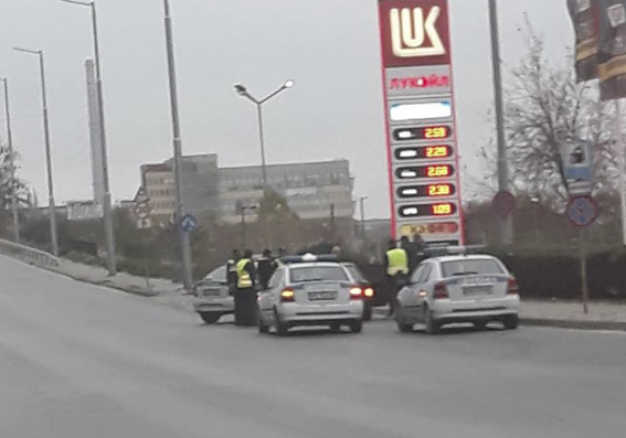 СНИМКА: Три патрулки обградиха зрелищно Мерцедес в Кършияка!