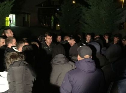 Среднощен екшън в Коматево, футболистите
козируват пред псуващите ги фенове (ВИДЕО) Още от деня