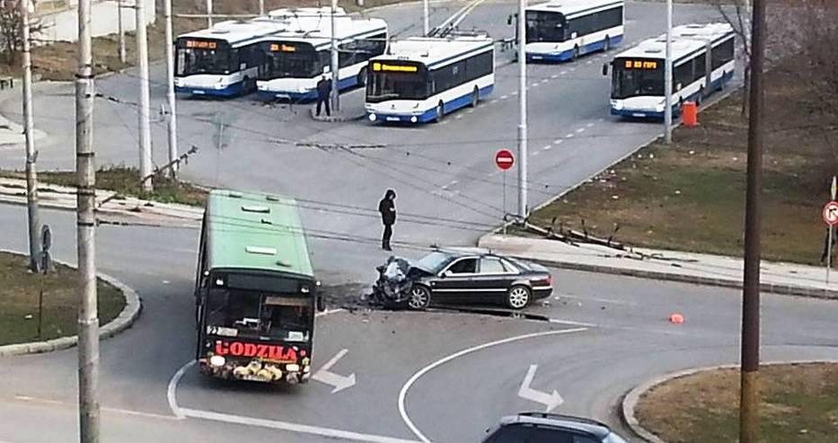 Кола и автобус се сблъскаха във Варна, блокираха обръщача във 