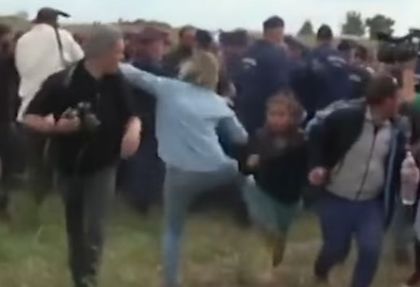 Две години по-късно: Съд наказа със затвор унгарската операторка, препънала мигранти (ВИДЕО)