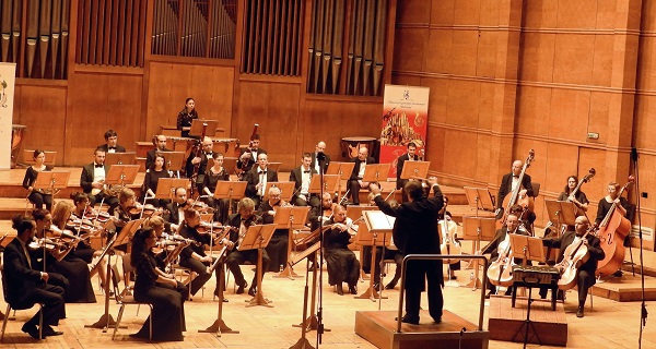 Оркестър „Симфониета „София“ изнесе празничен концерт „Музикална Коледна магия“ в зала „България“