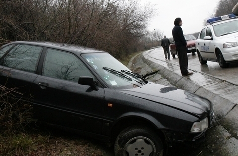 Джигит с 3,2 промила нацели дърво и оцеля, полицията вика Бърза помощ