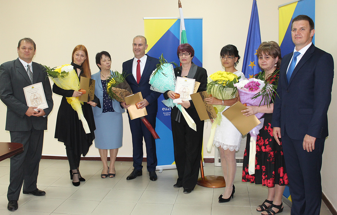 Шестима учители с отличия „Неофит Рилски“