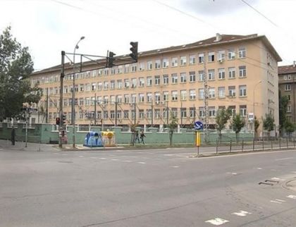 Родители на протест в подкрепа на уволнената директорка на СМГ