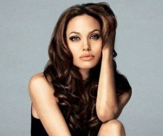 Анджелина Джоли е аут от поредицата с Лара Крофт, ясно е кой ще я замести