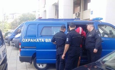 По 1000 лв. парична гаранция за двама каналджии, ходели на работа