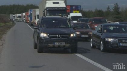 ПЪРВО В ПИК! Зверско меле между бус и кола на
