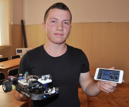 Ученик от Хасково изобрети робот за откриване на бомби и бедстващи