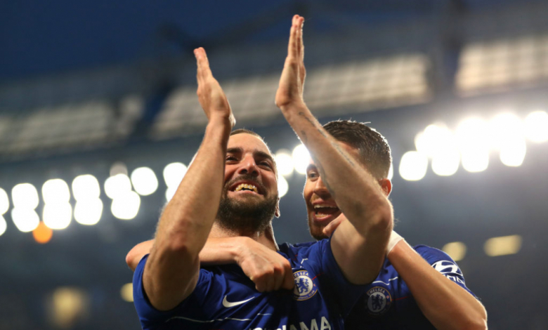 Ще ахнете при този гол! Вкара го по брилянтен начин и скочи в... гърдите на фенка (ВИДЕО)