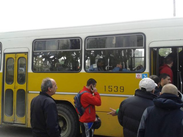 Общината брани от апаши новите билетни автомати