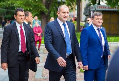 Президентът Румен Радев козирува, вижте на кого (СНИМКИ)