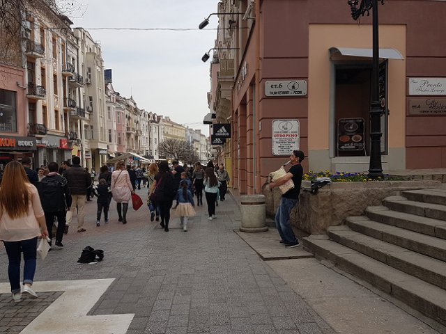 Музиканти, балони и много народ по Главната