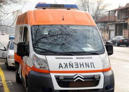 18-годишен качи жена на капака в Смирненски