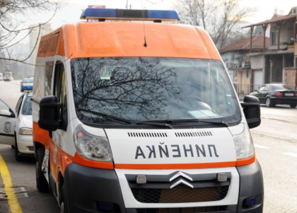 18-годишен качи жена на капака в Смирненски