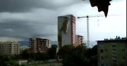Огромни парчета изолация се свлякоха от блок в Пловдив