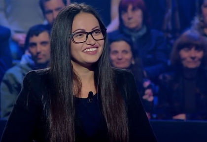 Сексапилна разследваща полицайка изпоти зрителите на