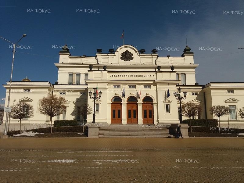 Парламентът регламентира броя и разположението на точките за достъп до пощенската мрежа на оператора със задължение за извършване на универсална услуга