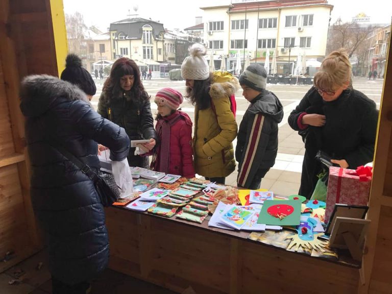 Коледен благотворителен базар в подкрепа на Иван се провежда в Благоевград