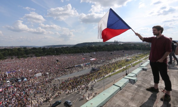 250 000 чехи на протест: Писна ни!