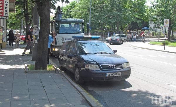 Зрелищна акция в Бургас! Ченгета заклещиха джип БМВ Х петица