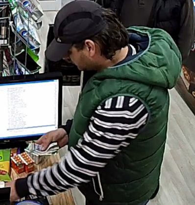 Виждали ли сте тези мошеници? Пробутват фалшиви стотачки (СНИМКИ)