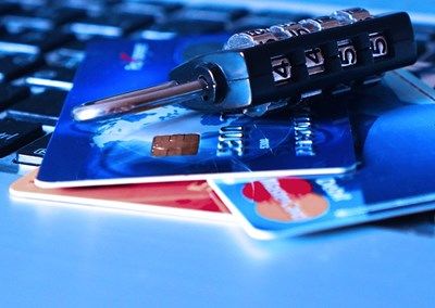 Осъдиха на 2 г. и половина затвор мъж, плащал с дебитните карти на приятелката си без нейно знание