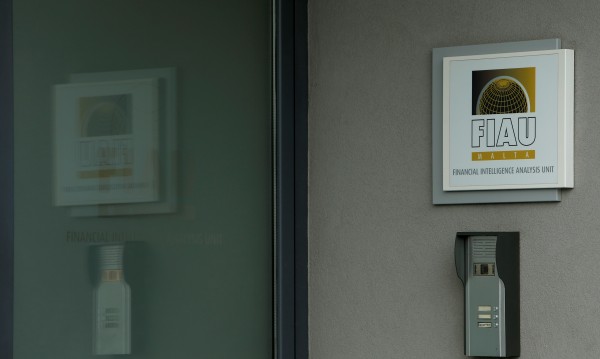 Проблемът с Малта: Продаде суверенитета си на мръсните пари!