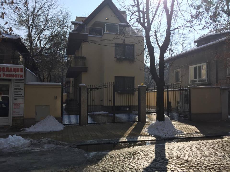 По обед: Пред къщата на кмета цари спокойствие! Охрана - няма!