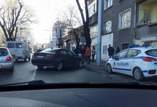 СНИМКИ: Катастрофа затапи движението на булевард в Кючука, камион и две коли се блъснаха на Асеновградско