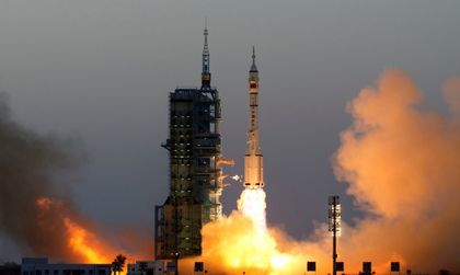 Китай изстреля кораб с двама астронавти към нова МКС
