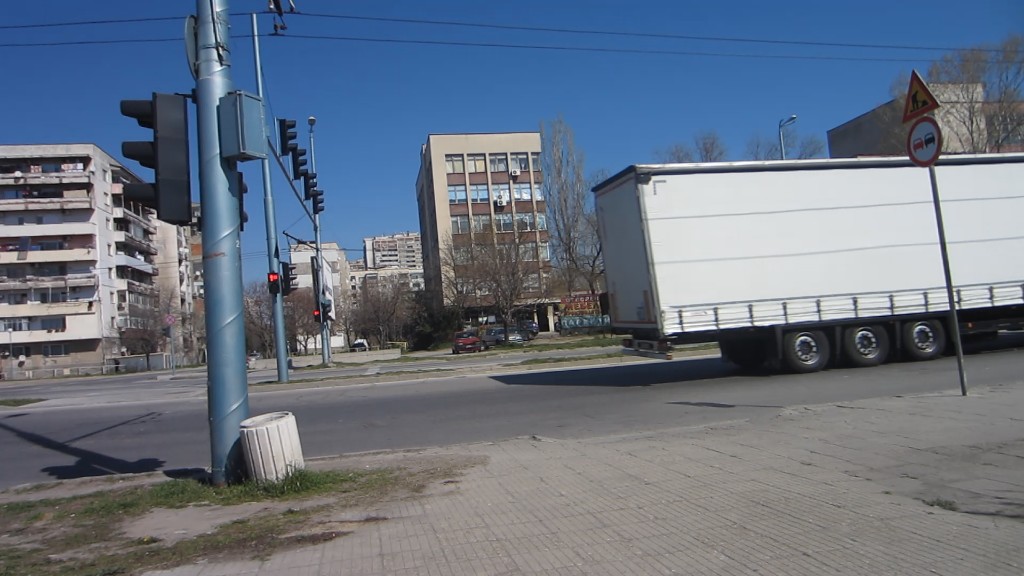 Камион прати БМВ в дърво на "Цариградско шосе", жена пострада