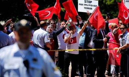 Сбиване пред посолството на Турция в САЩ, има ранени