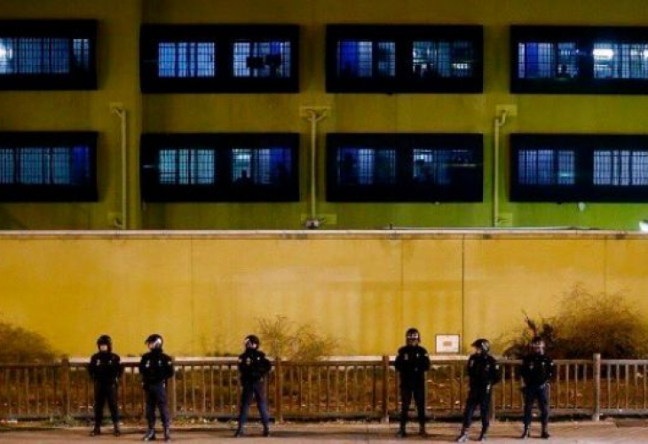Екшън в Мадрид! Алжирци се сбиха с полицаи докато бягат от депортационен дентър