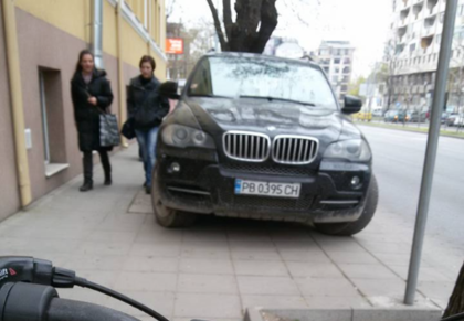 СНИМКА: Не е, като да го е заел целия!